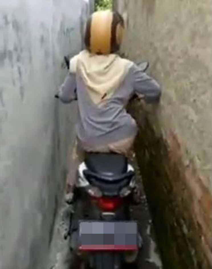 Ngeyel Sih, 4 Orang Ini Jadi Kejepit di Gang Sempit